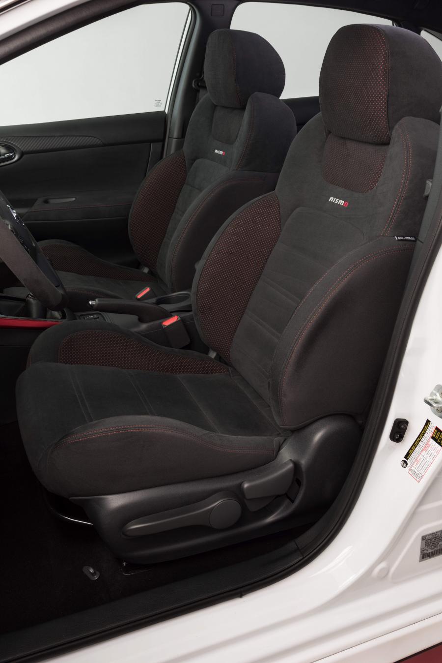 Интерьер Nissan Sentra Nismo (B17) 2016 года  (фото 9 из 45)